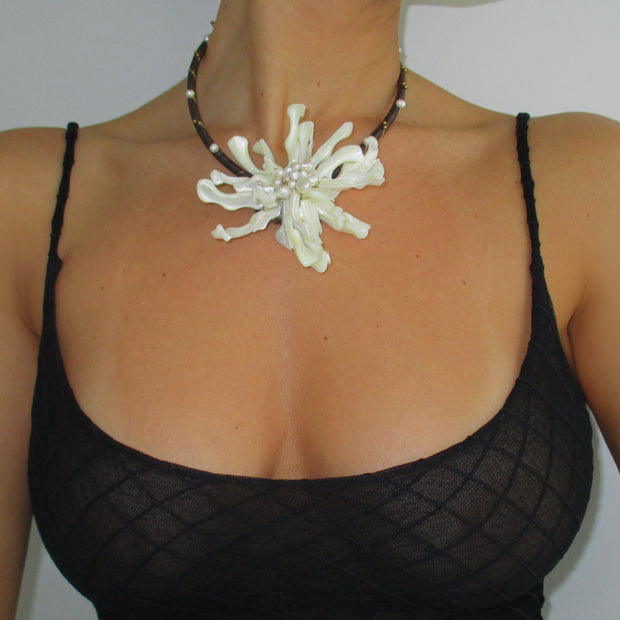 The White Seashell Floral Necklace - BERNA PECI JEWELRY